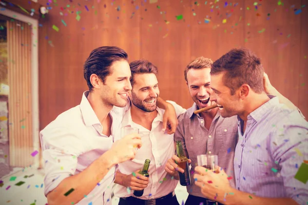 Hombres tomando bebidas — Foto de Stock