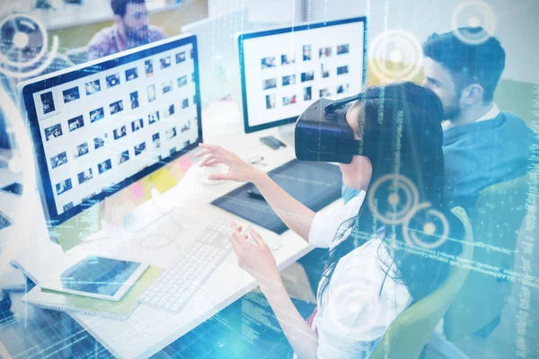 Met behulp van de uitvoerende augmented reality headset — Stockfoto