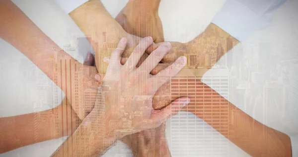 Equipo de negocios poniendo manos juntas — Foto de Stock