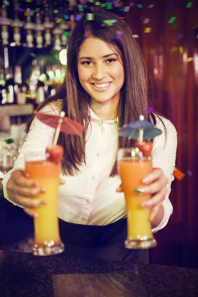 Camarero sirviendo cóctel en el mostrador del bar — Foto de Stock