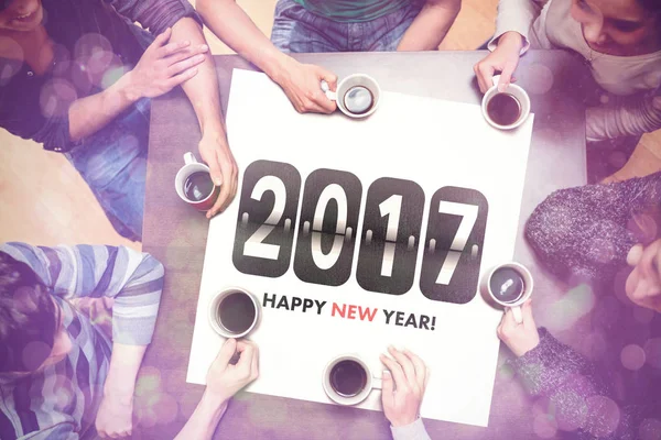 Mensen rond de tafel met nieuwe jaar bericht — Stockfoto