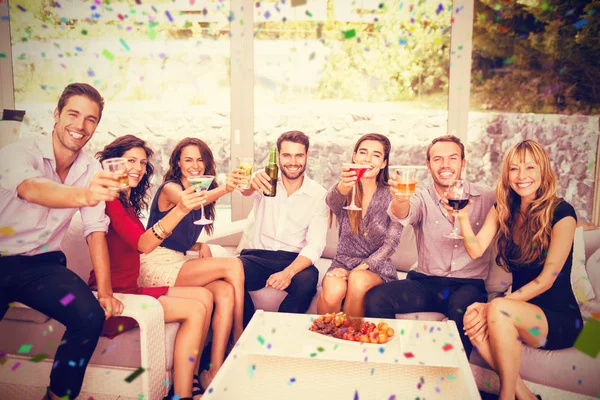 Vrienden hebben cocktail dranken — Stockfoto