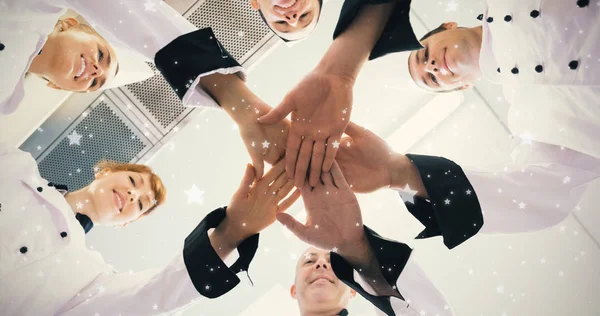 Chefs uniendo sus manos en un círculo — Foto de Stock