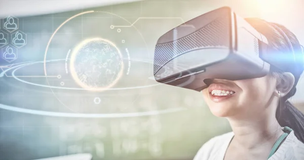 Mädchen mit Virtual-Reality-Brille — Stockfoto