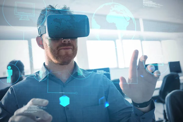 Empresário usando simulador de realidade virtual — Fotografia de Stock