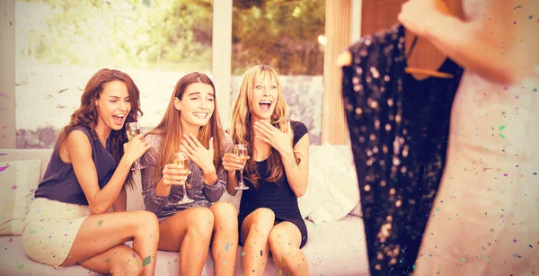 Mulheres olhando para seus amigos vestido — Fotografia de Stock