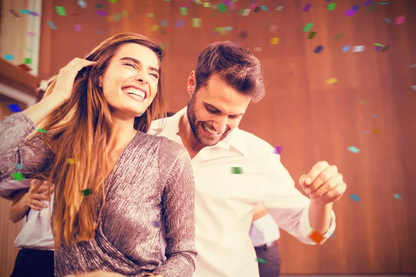 Alegre jovem dançando casal — Fotografia de Stock