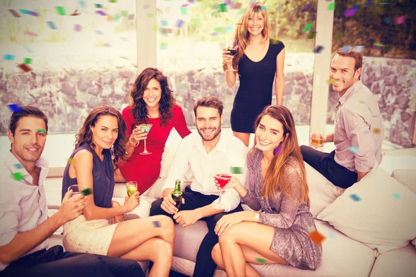 Freunde bei Cocktailgetränken — Stockfoto