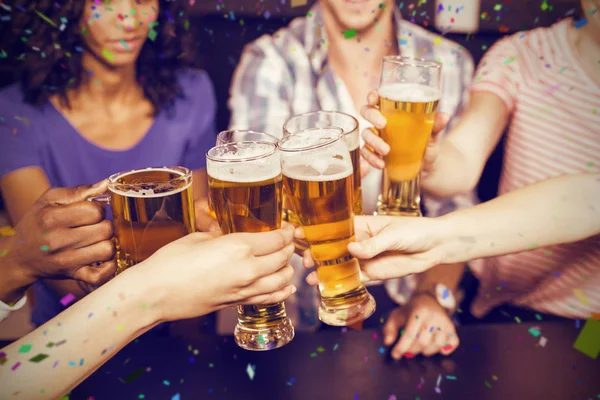 Happy friends drinking beer and toasting — Stock Photo, Image