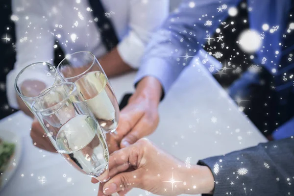 Tostatura mani umane con champagne — Foto Stock