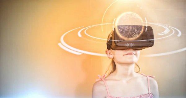 Chica usando dispositivo de realidad virtual — Foto de Stock