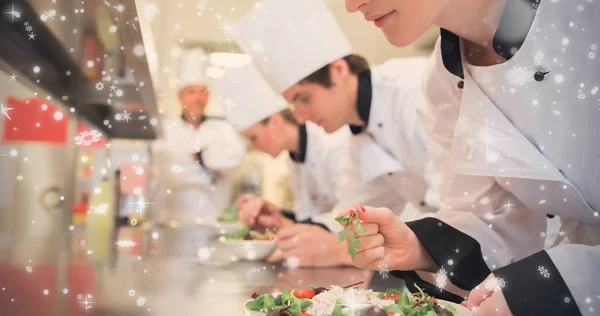 Köchin beendet ihren Salat im Kochkurs — Stockfoto