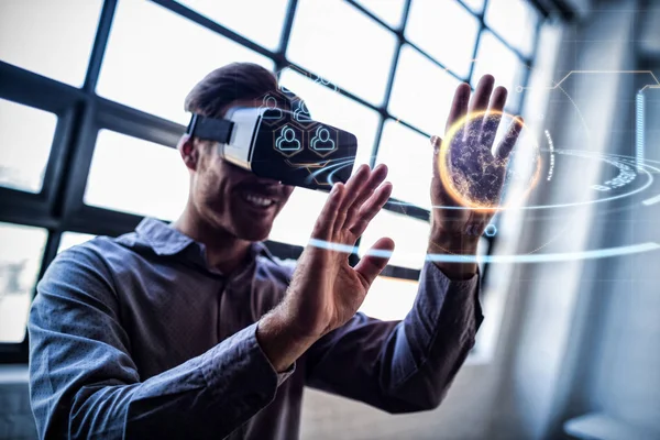 Empresario que usa dispositivo de realidad virtual —  Fotos de Stock