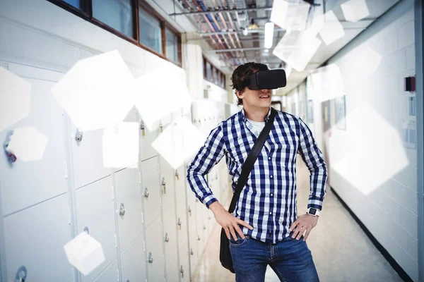 Студент використовує гарнітуру віртуальної реальності — стокове фото