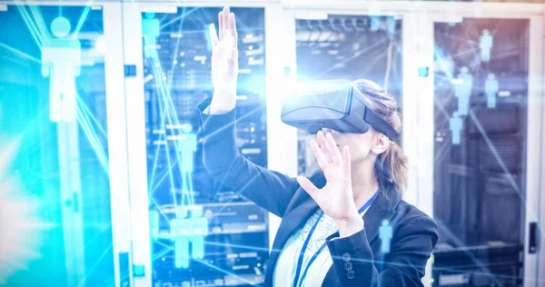 Techniker mit Virtual-Reality-Headset — Stockfoto