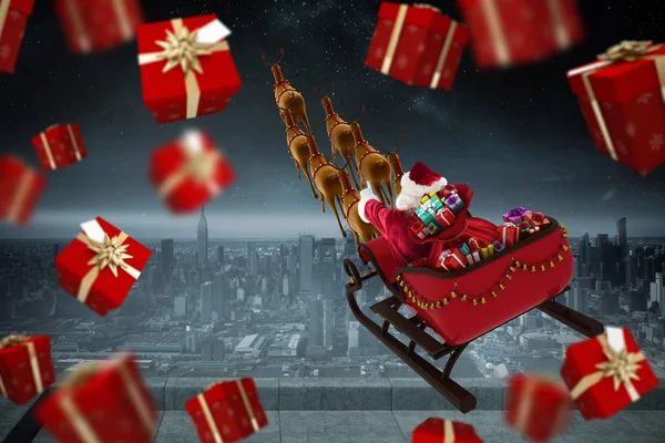 Babbo Natale cavalcando sulla slitta con scatole regalo — Foto Stock