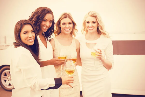 Mulheres bebendo vinho ao lado da limusine — Fotografia de Stock