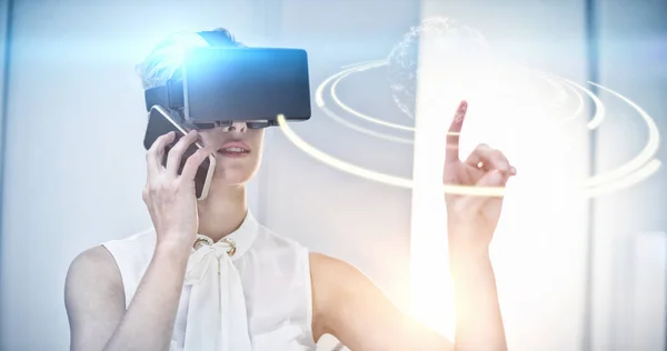 Businesswoman using virtual reality simulator — Stock Photo, Image