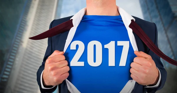 Camisa de apertura hombre de negocios en estilo superhéroe — Foto de Stock