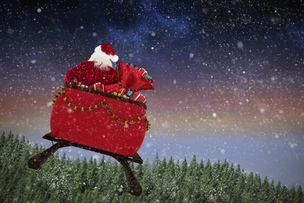 Babbo Natale in slitta con scatole regalo — Foto Stock