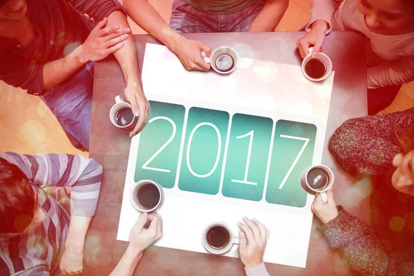 Menschen am Tisch mit Neujahrsbotschaft — Stockfoto