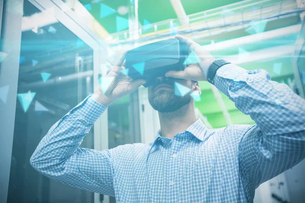 Techniker mit Virtual-Reality-Headset — Stockfoto