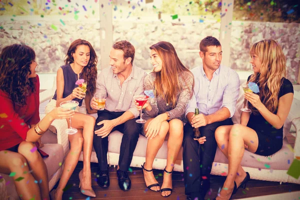 Friends talking and having drinks — Stock Photo, Image
