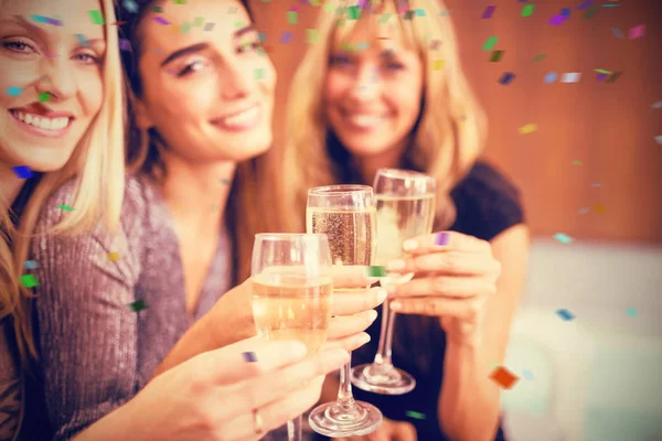 Mulheres bonitas segurando bebidas — Fotografia de Stock