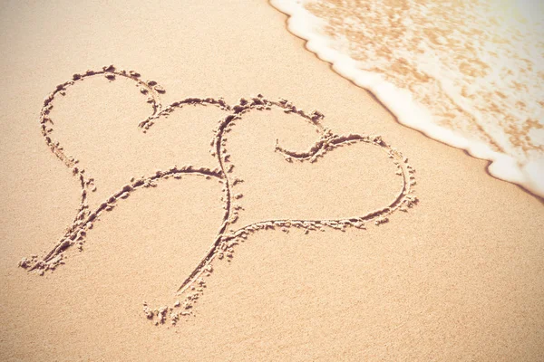 Két szív alakú bejegyez a homok — Stock Fotó