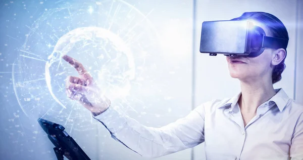 Empresária com simulador de realidade virtual — Fotografia de Stock