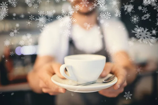 Barista que serve café na cafetaria — Fotografia de Stock