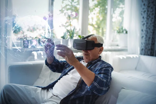 Senior man wearing virtual glasses — Stock Photo, Image