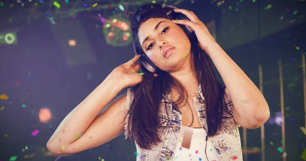 DJ-женщина слушает музыку на наушниках — стоковое фото