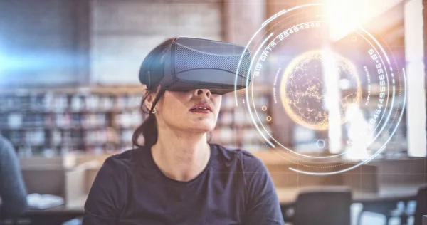 Женщина с помощью симулятора виртуальной реальности — стоковое фото