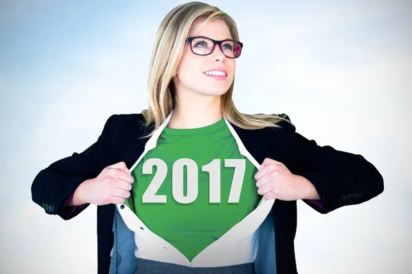 Camisa de apertura mujer de negocios en estilo superhéroe —  Fotos de Stock