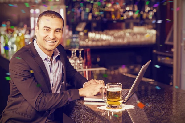 Smiling businessman having beer — Stock Photo, Image