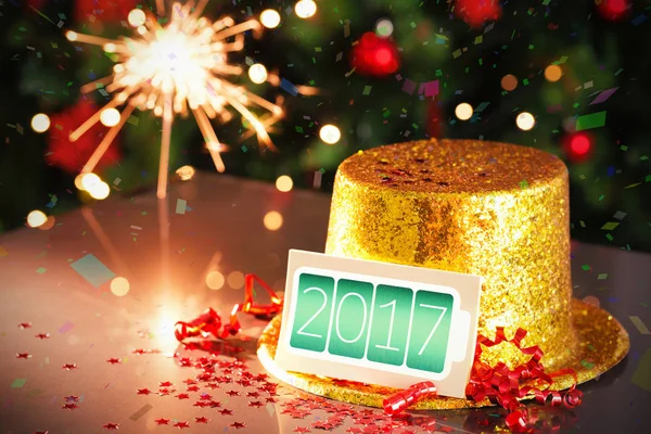Gelukkig nieuwjaarskaart op goud hoed — Stockfoto
