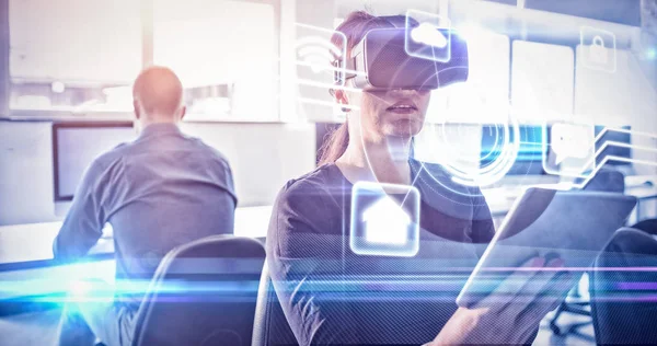 Imprenditrice che utilizza il simulatore di realtà virtuale — Foto Stock