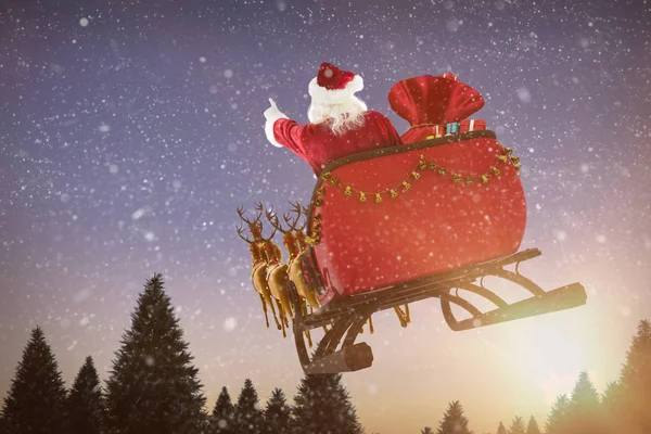 Санта Клаус катается на санях с подарочными коробками — стоковое фото