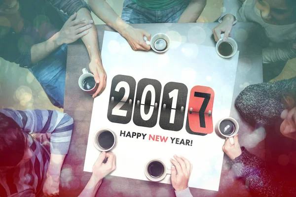 Gente alrededor de la mesa con gráfico de año nuevo — Foto de Stock