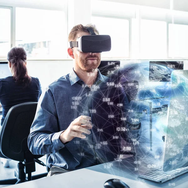 Бізнесмен в симуляторі віртуальної реальності — стокове фото