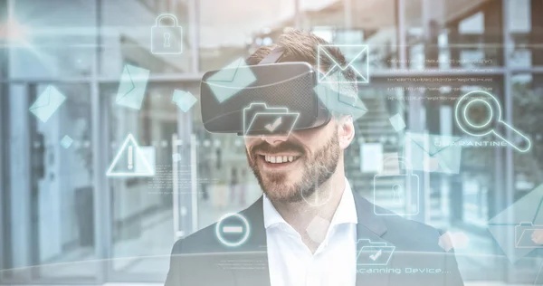 Geschäftsmann mit Virtual-Reality-Brille — Stockfoto