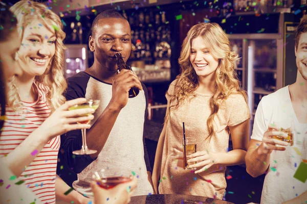 Amigos alegres tomando bebidas — Fotografia de Stock