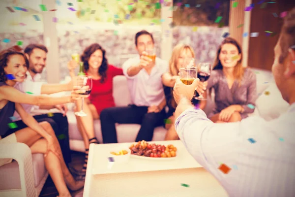 Vrienden roosteren cocktail dranken — Stockfoto