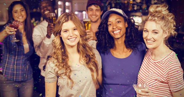 Amigos sonrientes tomando cerveza — Foto de Stock