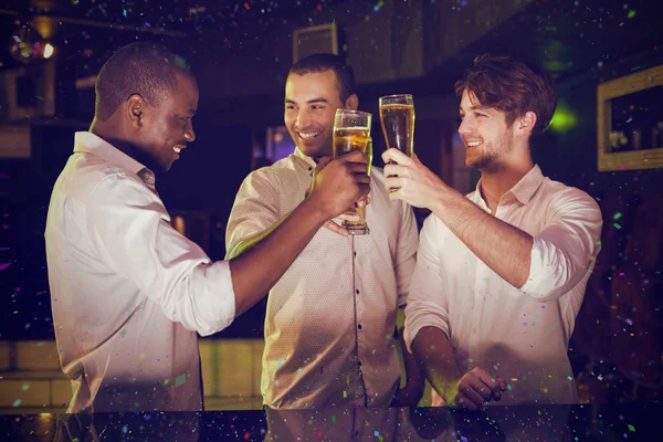 Hommes griller avec un verre de bière — Photo