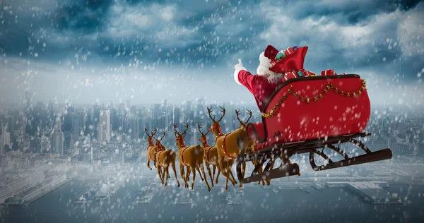 Weihnachtsmann auf Schlitten mit Geschenkboxen — Stockfoto