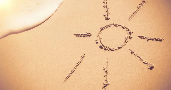 Soleil dessiné sur le sable à la plage — Photo