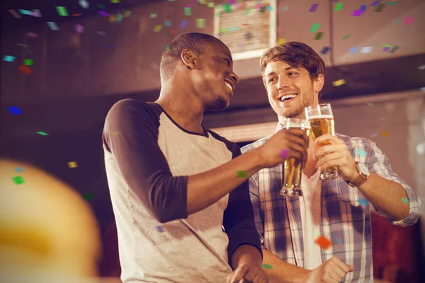 Amigos felizes tendo bebida — Fotografia de Stock