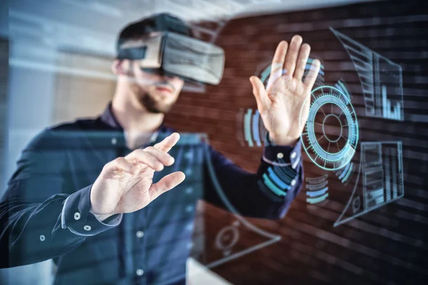 Mann mit virtuellem Glas — Stockfoto